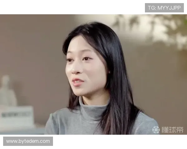 吴柳芳机场那身行头，我的十年存款瞬间觉得自己不够格