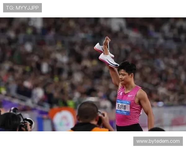 如果苏炳添随手发训练照，大家第一个放大看的却是他那双看起来快被磨穿的旧跑鞋