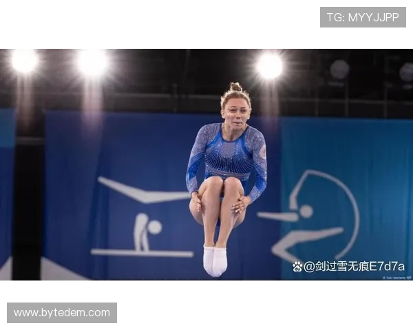 朱雪莹这是分身术吧，赛场冰山女王，生活照甜到犯规